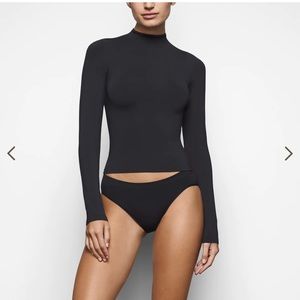 NWT Skims Soft Smoothing Seamless Turtleneck Top | Black | Medium